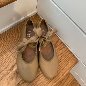 Bloch tap shoes size 5m in color nude